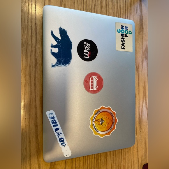 MacBook Air 13” - 2017 128 GB - Picture 2 of 6